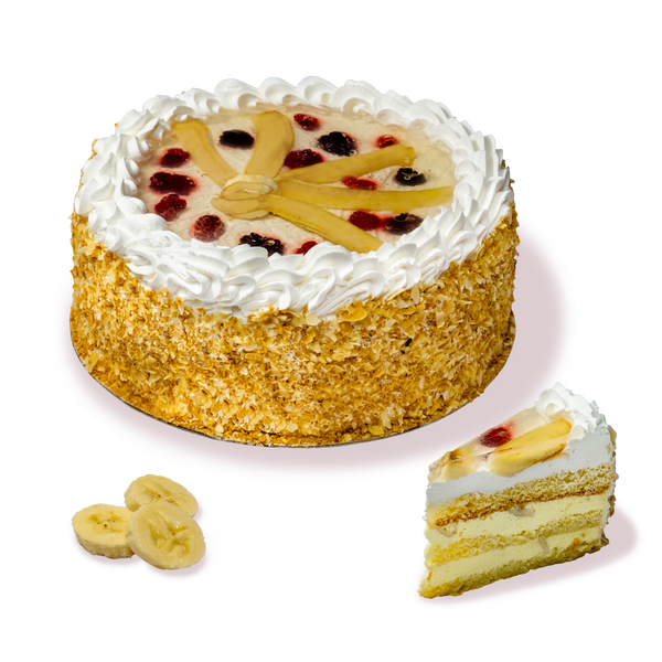 Торта банан от сладкарница Маргарита - пухкав крем банан, украсена със сметана и парченца плодчета.