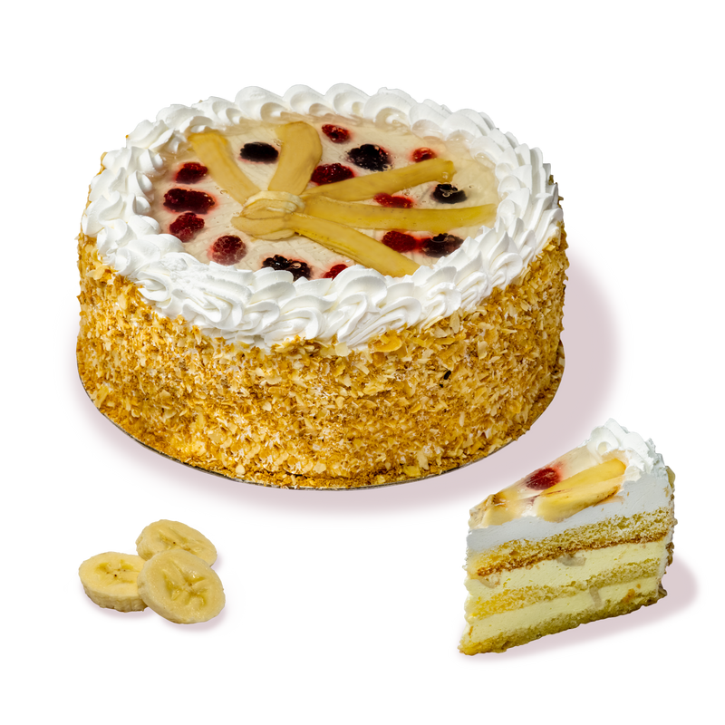 Торта банан от сладкарница Маргарита - пухкав крем банан, украсена със сметана и парченца плодчета.