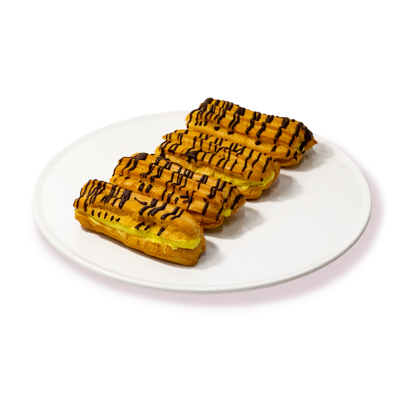 Еклери с шоколадова глазура от сладкарница Маргарита на бяла чиния.