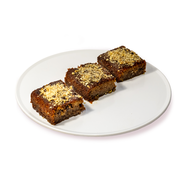 Три парчета гръцки сладкиш на бяла чиния от сладкарница Маргарита.