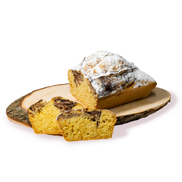 Сладък мраморен кекс с пудра захар, нарязан на парчета, от сладкарница Маргарита.