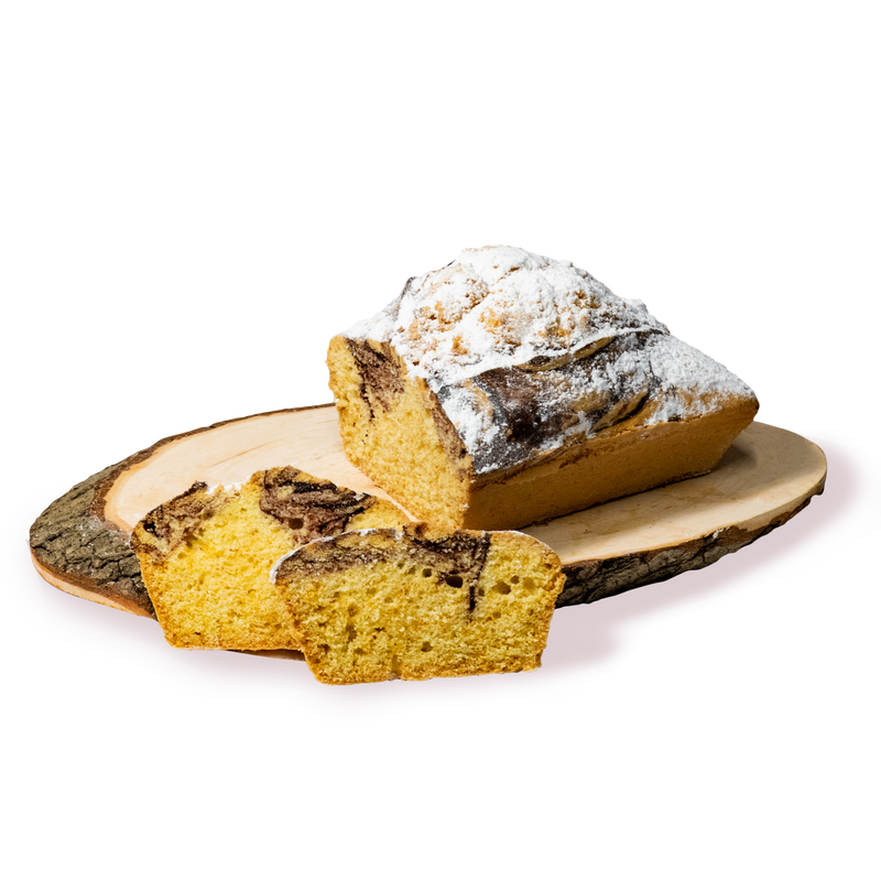 Сладък мраморен кекс с пудра захар, нарязан на парчета, от сладкарница Маргарита.