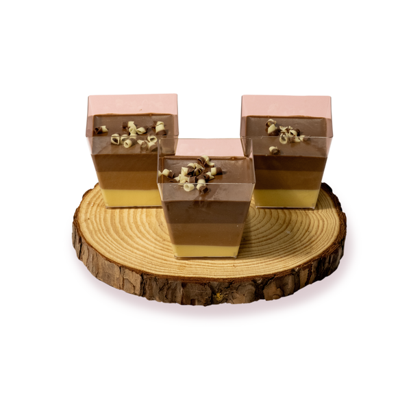 Крем Трилогия от сладкарница Маргарита на три пласта с интересни украшения на дървена основа.