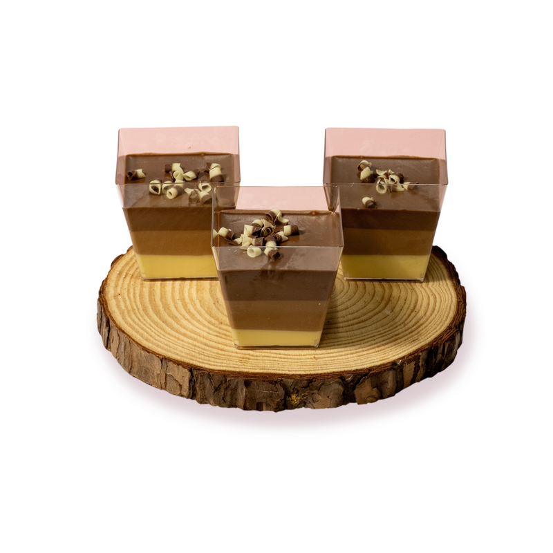 Крем Трилогия от сладкарница Маргарита на три пласта с интересни украшения на дървена основа.