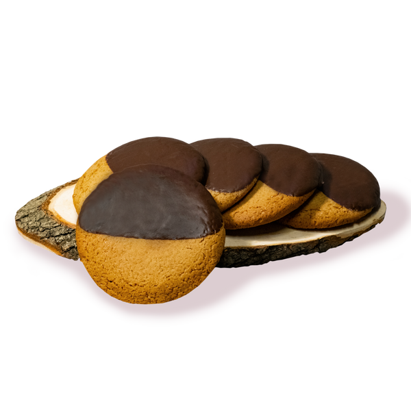 Меденки от сладкарница Маргарита, половината потопени в шоколад, на поднос.