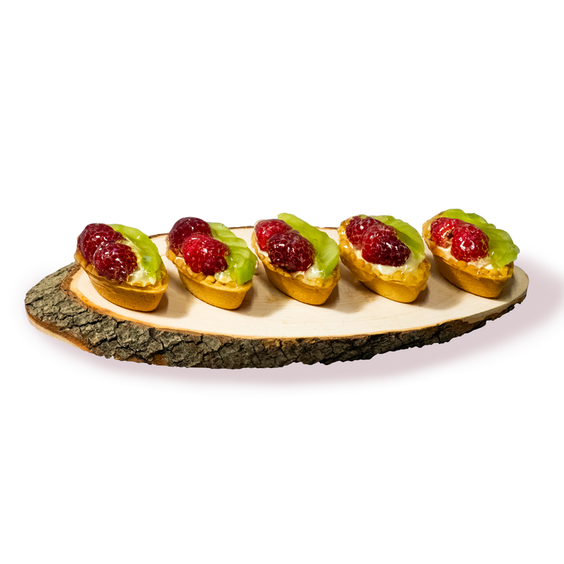 Разноцветни мини тарталети с плодове на дървена подложка от сладкарница Маргарита.