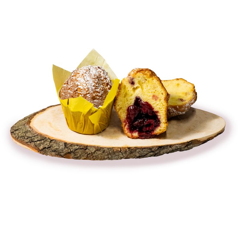 Мъфин с пълнеж от сладкарница Маргарита на дъска за сервиране, половината разрязана за показване на черешовия пълнеж.