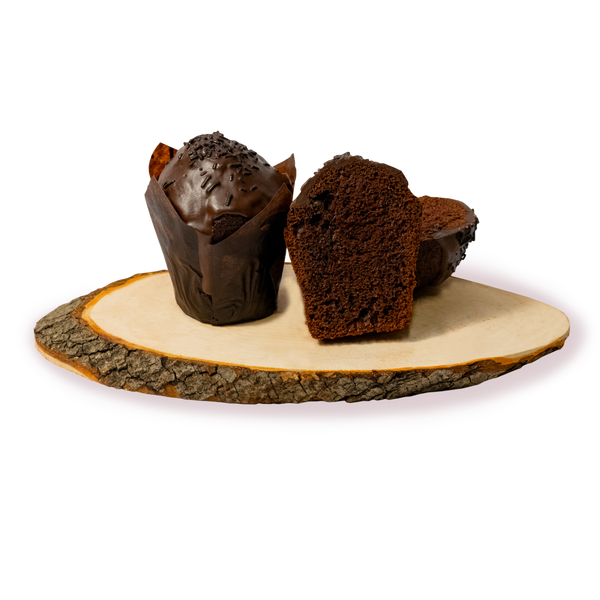 Шоколадов мъфин нарязан наполовина с богата текстура, сервиран на дървена подложка - продукт от сладкарница Маргарита.