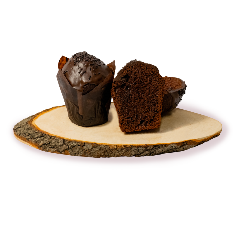 Шоколадов мъфин нарязан наполовина с богата текстура, сервиран на дървена подложка - продукт от сладкарница Маргарита.