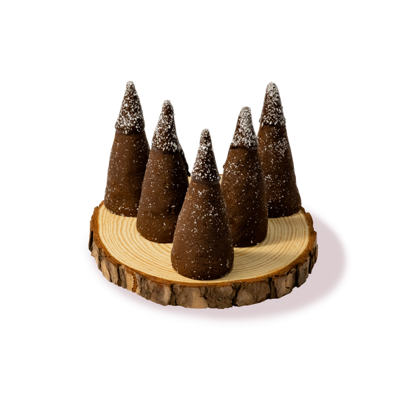 Сладкарница Маргарита представя дървена табла с пет броя шоколадови 'Скалички', поръсени с кокос.