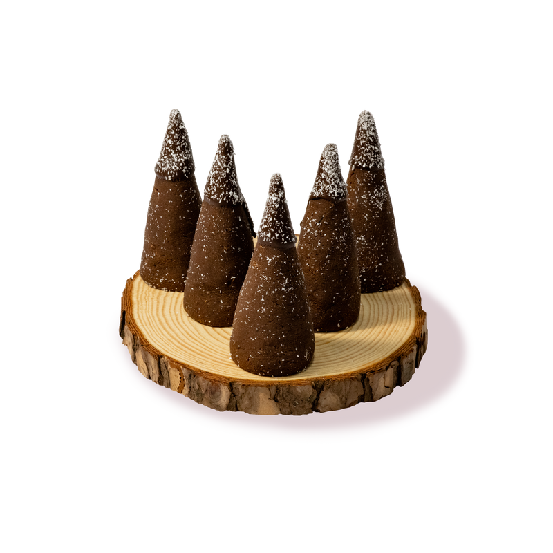 Сладкарница Маргарита представя дървена табла с пет броя шоколадови 'Скалички', поръсени с кокос.