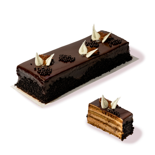 Луксозно шоколадово руло 'Цвете' с богат крем и декорация от бял шоколад, представено в сладкарница Маргарита.