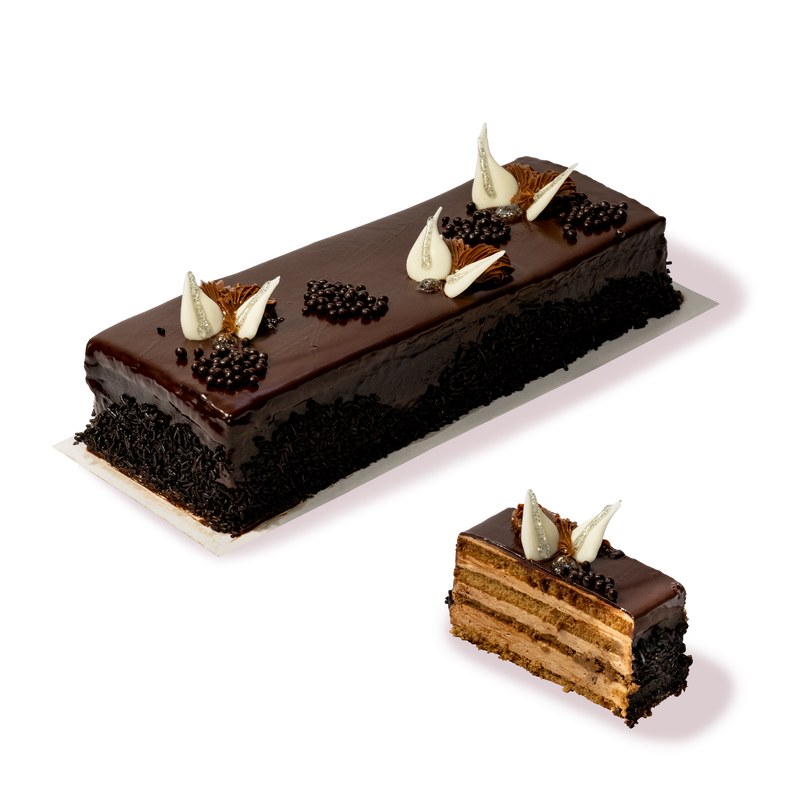 Луксозно шоколадово руло 'Цвете' с богат крем и декорация от бял шоколад, представено в сладкарница Маргарита.