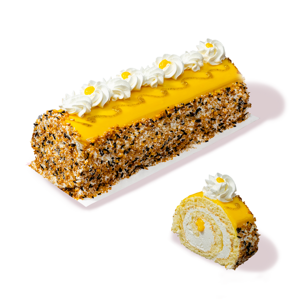 Жълто сметаново руло с бели цветя и ядки от сладкарница Маргарита, нарязано.