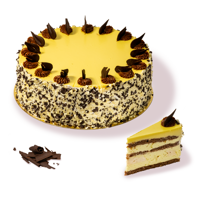 Торта Анелия от сладкарница Маргарита с бял крем, шоколадови стърготини и крема сирене.