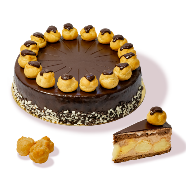 Торта черна еклерова от сладкарница Маргарита, обсипана с шоколадови стърготини и украсена с еклери.