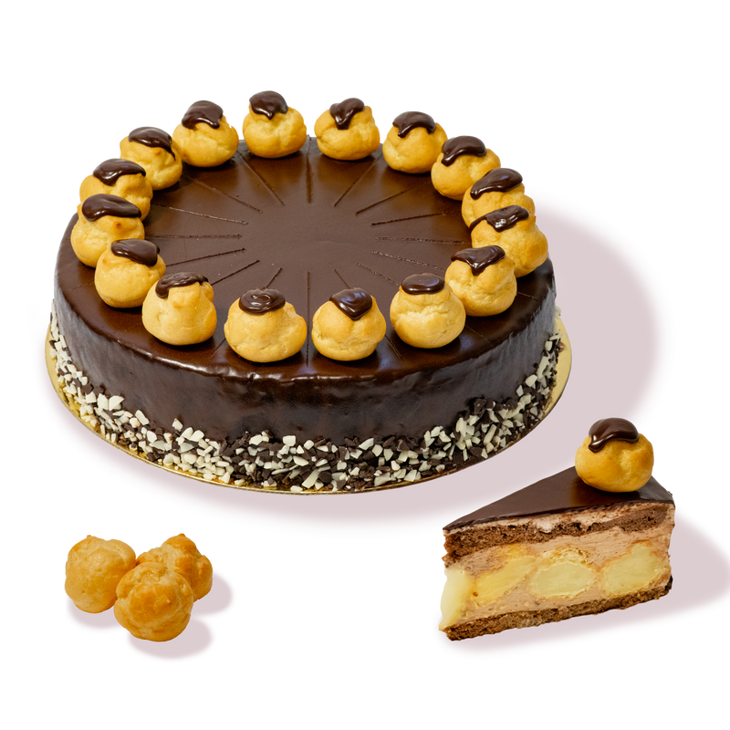 Торта черна еклерова от сладкарница Маргарита, обсипана с шоколадови стърготини и украсена с еклери.