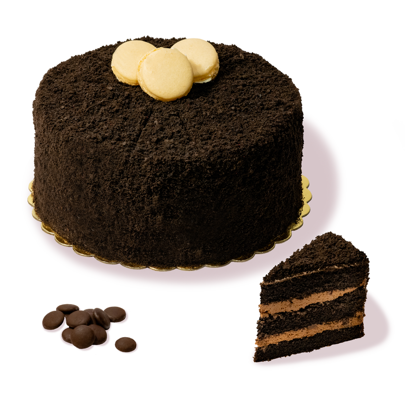 Торта Черно Кадифе от Сладкарница Маргарита с богати шоколадови пластове и кремообразна глазура.