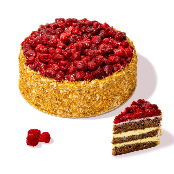 Торта Малина от сладкарница Маргарита украсена с цели малини.