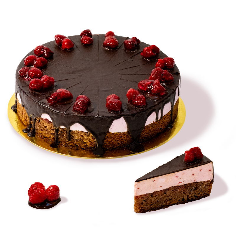 Торта Малиново Парфе от сладкарница Маргарита: шоколадова основа с богат малинов крем и украса от свежи малини.