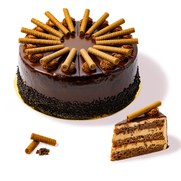 Торта Моника от сладкарница Маргарита - шоколадова торта с бисквити и крем, украсена със шоколадови пурички.