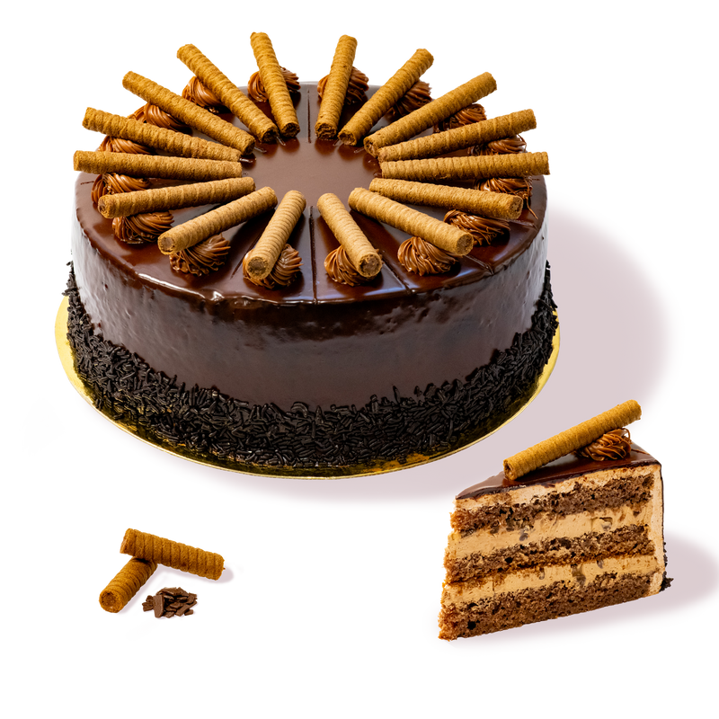 Торта Моника от сладкарница Маргарита - шоколадова торта с бисквити и крем, украсена със шоколадови пурички.